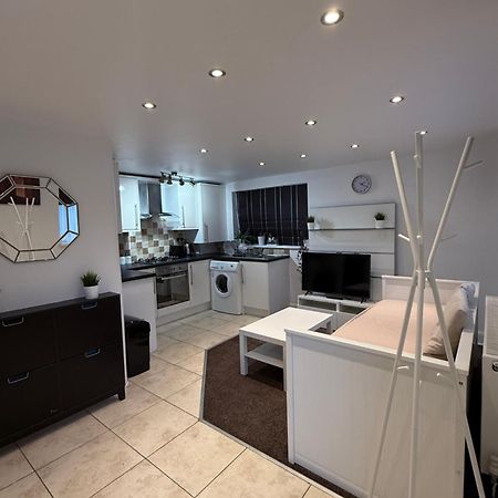 Cosy Guest Suite, West London เฮาน์สโลว์ ภายนอก รูปภาพ