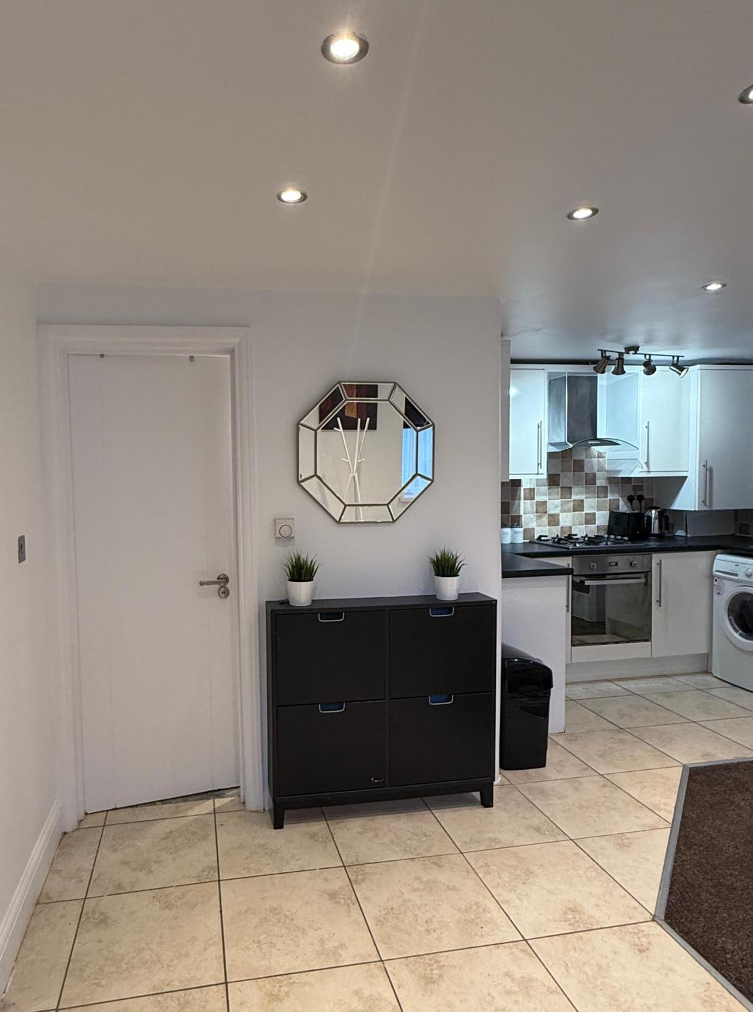 Cosy Guest Suite, West London เฮาน์สโลว์ ภายนอก รูปภาพ