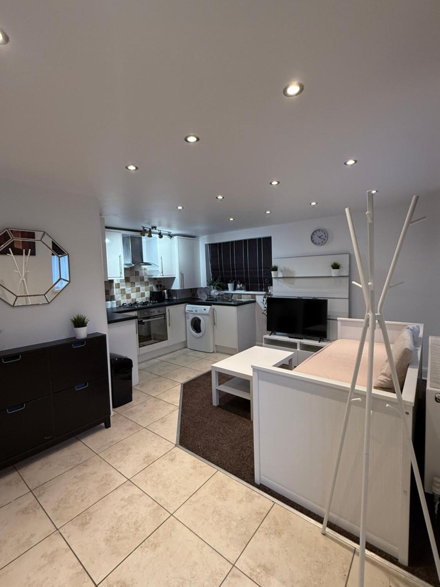 Cosy Guest Suite, West London เฮาน์สโลว์ ภายนอก รูปภาพ