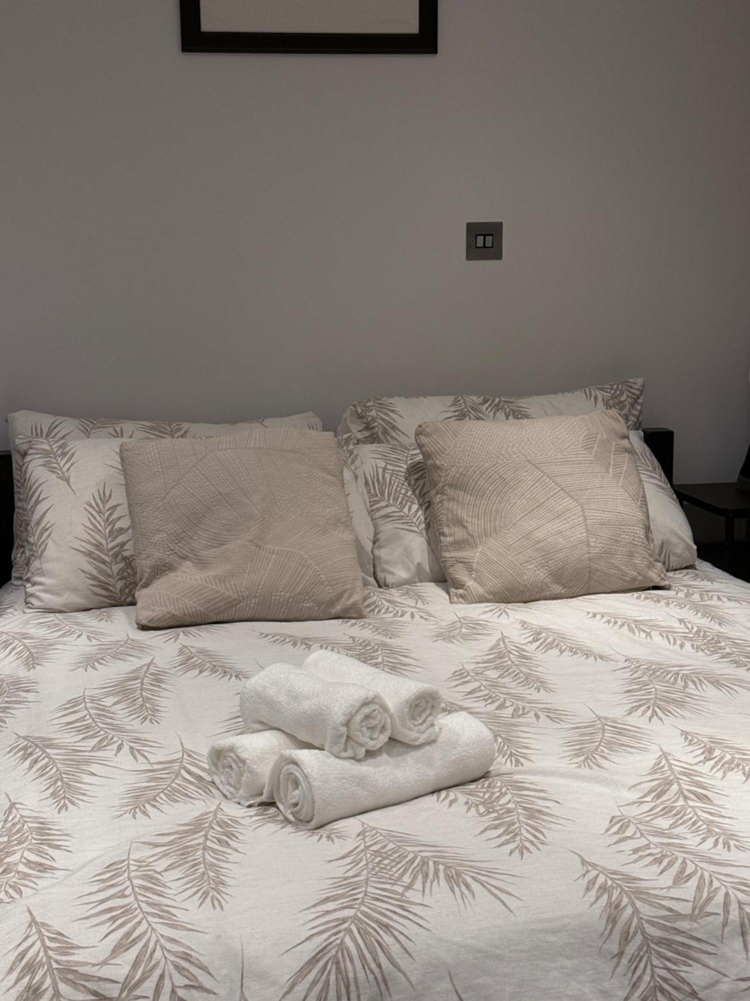 Cosy Guest Suite, West London เฮาน์สโลว์ ภายนอก รูปภาพ